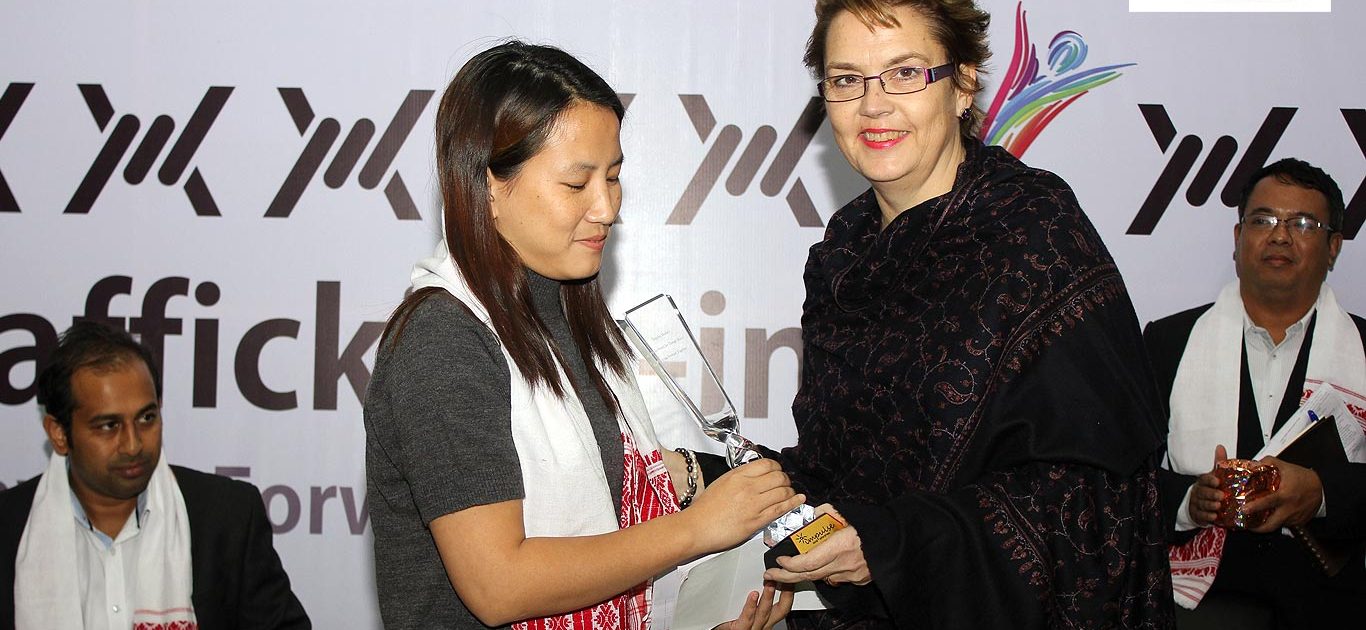 Appu Gapak Sub Editor Arunachal Times receives Impulse Model Media Award for Change Makers 2013 from Cristina Albertin Representative UNODC Regional Office for South Asia.